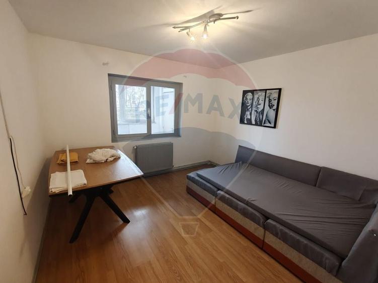 Apartament cu 3 camere decomandat, mobilat în Republicii