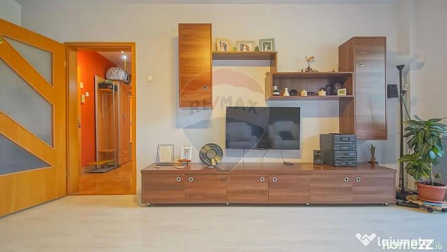 Apartament cu 3 camere decomandat în Răcădău