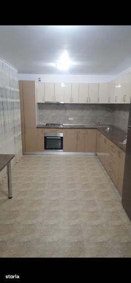 Casă cu 5 camere cu Teren 300 Mp în Roșu