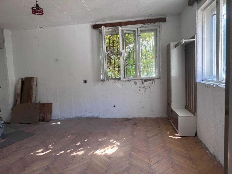De vanzare douo case. Una pe Strada Canepii 55 - necesita renovare; cealalta, momentan in regim hotelier, pe Ilarie Chendi 70(poarta de lemn). - 6