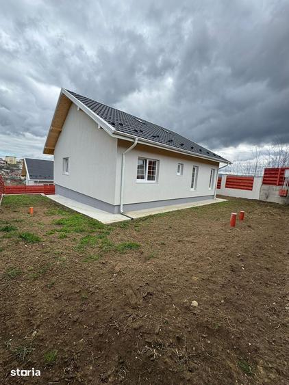 Casă cu 4 camere cu Teren 500 Mp în Podu Roș