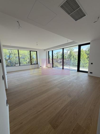 Apartament cu 4 camere decomandat în Lacul Tei