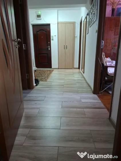 Apartament cu 3 camere semidecomandat în Central