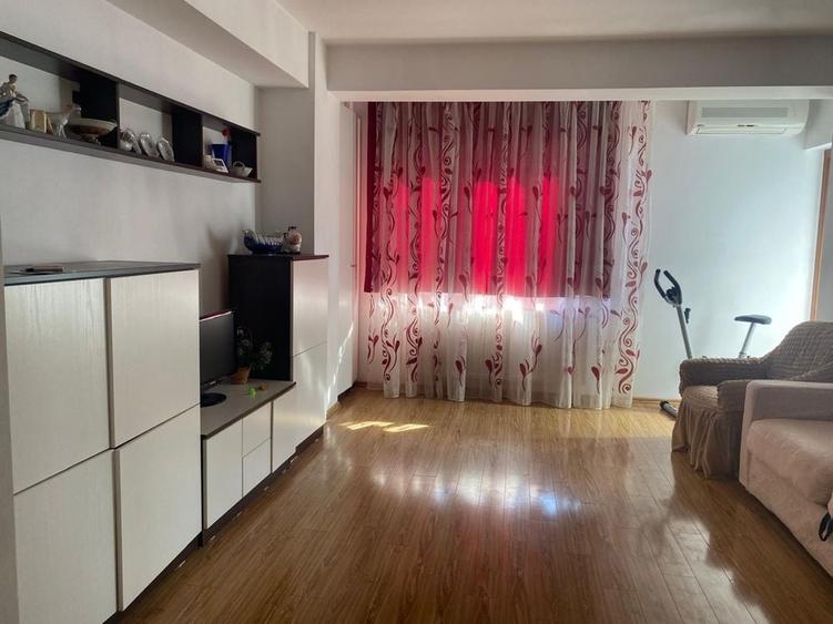 Apartament cu 3 camere decomandat în Exterior Vest