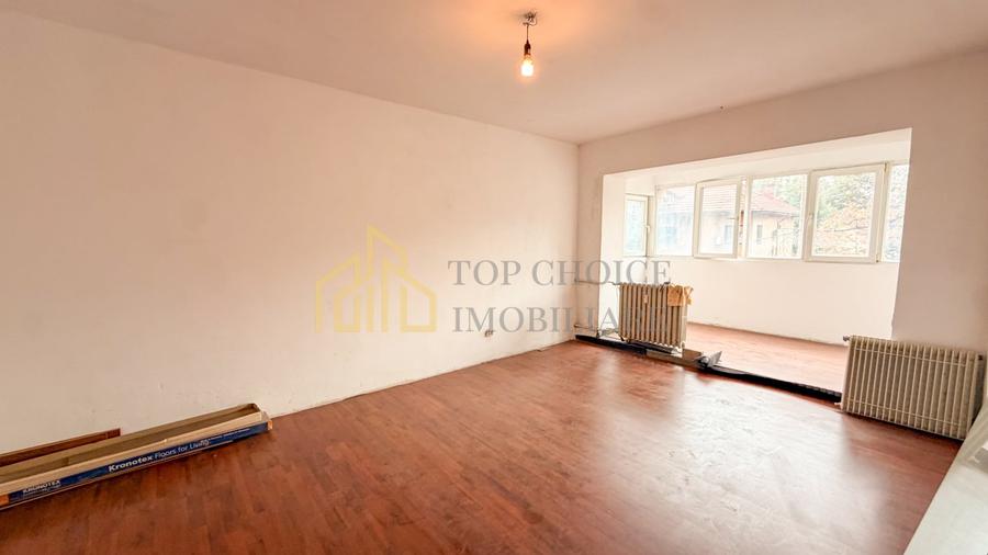 Apartament cu 3 camere semidecomandat, mobilat în Tei