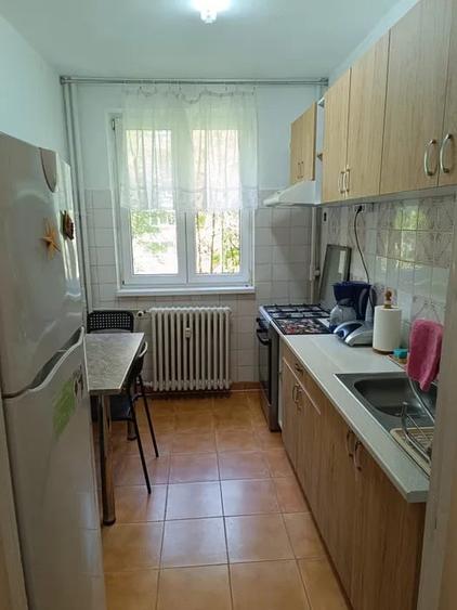 Apartament cu 3 camere semidecomandat, mobilat în Obor