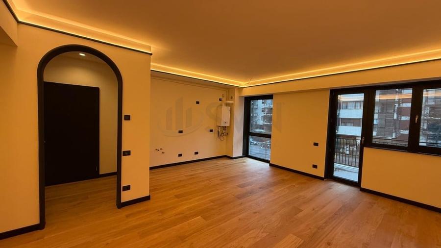 Apartament cu 4 camere semidecomandat în Pipera