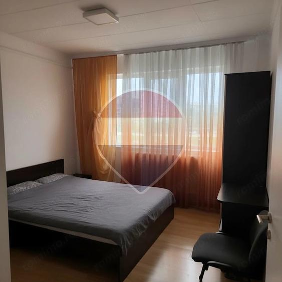 Apartament cu 3 camere semidecomandat în Podu Roș