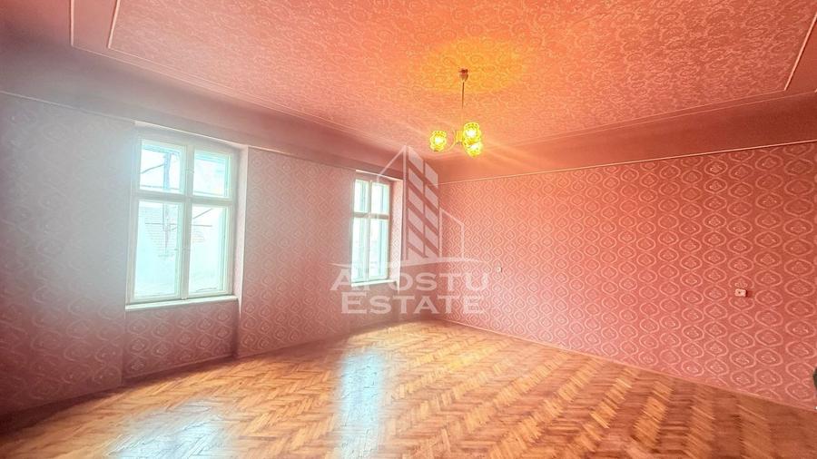 Apartament cu 3 camere semidecomandat în P-ța Maria