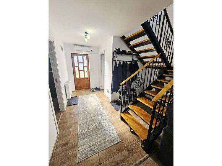 Casă cu 5 camere cu Teren 438 Mp în Mănești