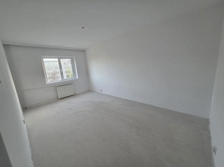 Apartament cu 3 camere decomandat în Malu Roșu