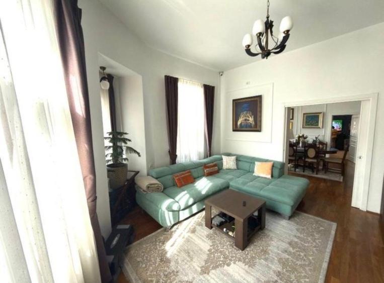 Apartament cu 4 camere, mobilat în Dacia