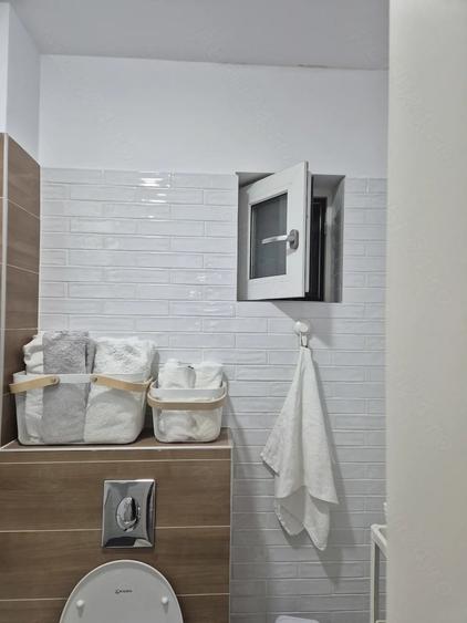 Apartament cu 3 camere semidecomandat în Aradului