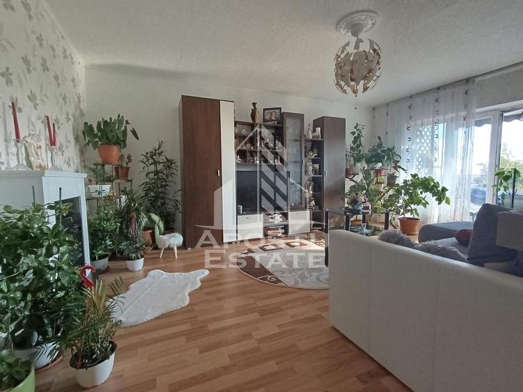 Apartament cu 4 camere decomandat, mobilat în Fratelia