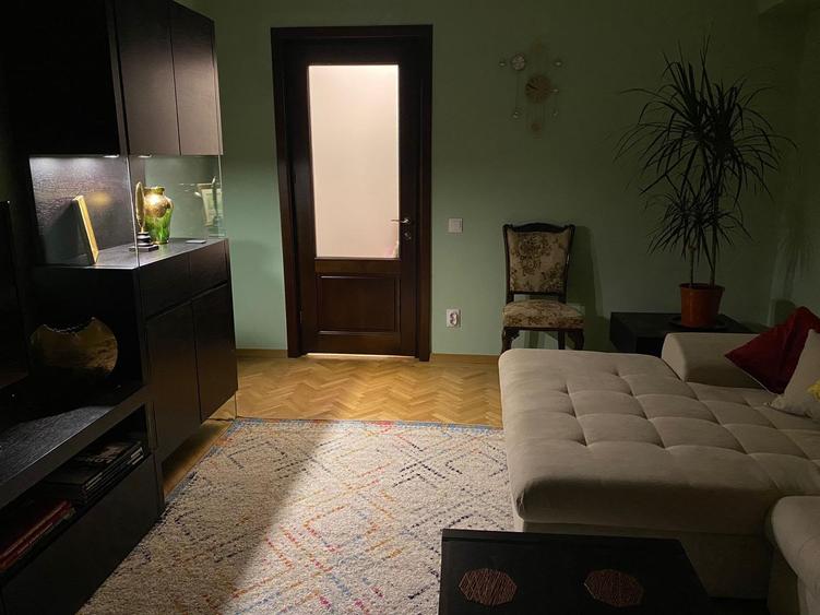 Apartament cu 3 camere decomandat în Victoriei