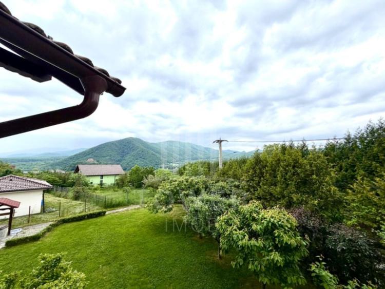 Casă individuală cu 9 camere cu Canalizare în Cisnădioara