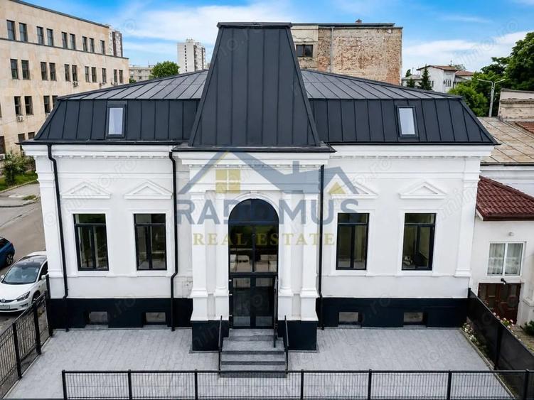 Casă cu 10 camere cu Teren 232 Mp în Ultracentral