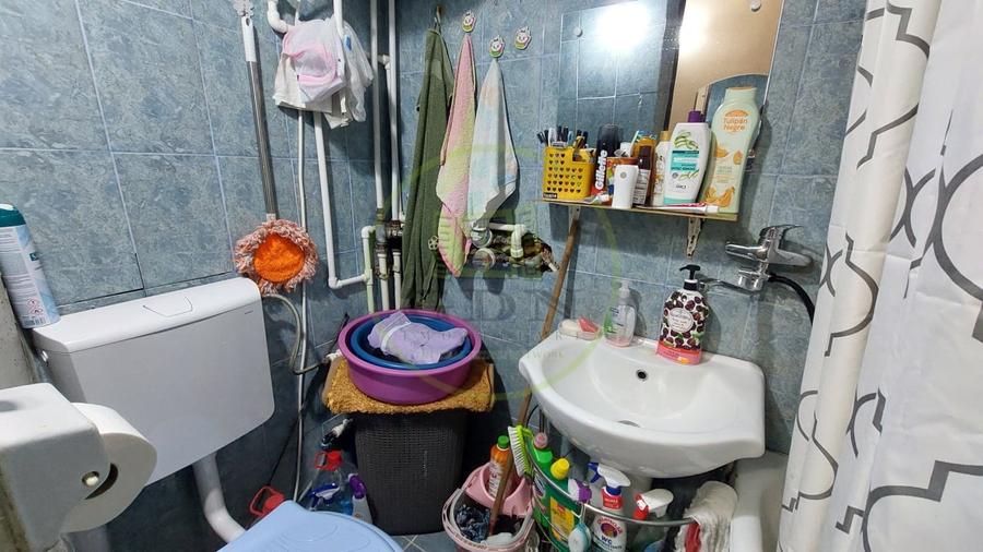 Apartament cu 3 camere semidecomandat, mobilat în Valea Rosie