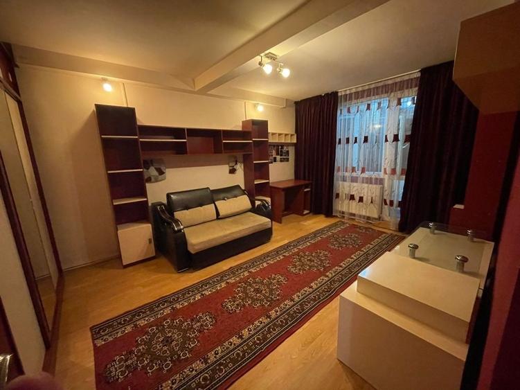 Apartament cu 3 camere decomandat în Exterior Vest