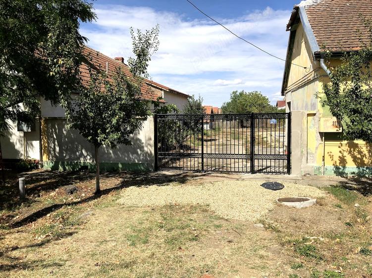 Casă cu 3 camere cu Teren 1438 Mp în Central