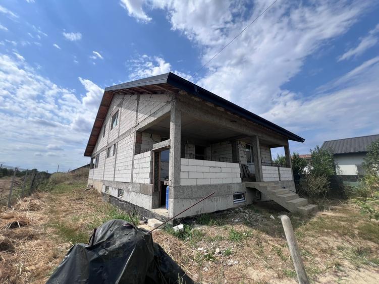 Casă individuală cu 9 camere cu Teren 1160 Mp în 1 Decembrie