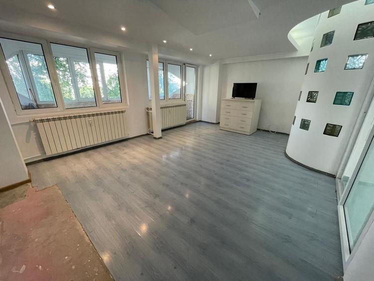Apartament cu 3 camere semidecomandat în Exterior Vest