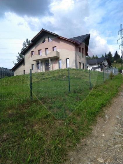 Casă individuală cu 9 camere cu Teren 2170 Mp în Central