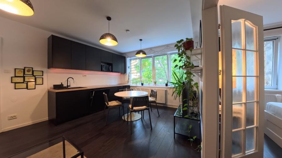 Apartament cu 3 camere semidecomandat, mobilat în Horea