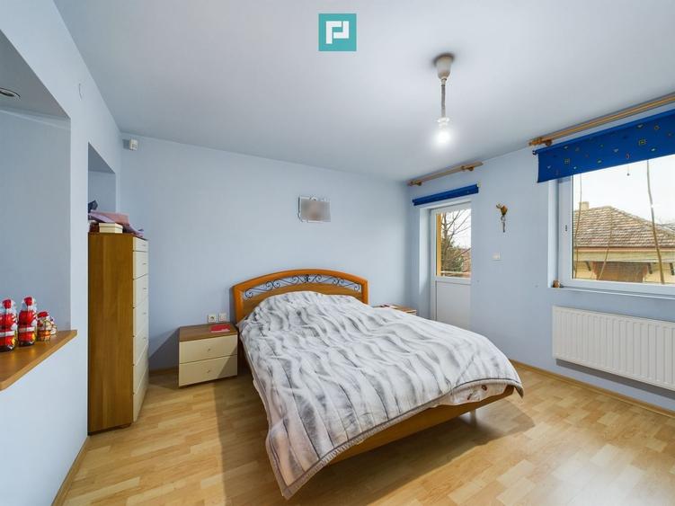 Casă individuală cu 7 camere cu Canalizare în Dumbrăvița