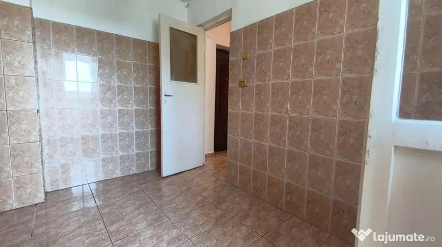 Apartament cu 4 camere semidecomandat în Piața Centrală