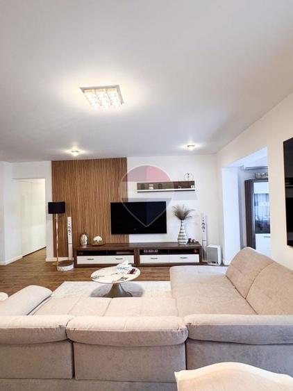 Apartament cu 4 camere decomandat în Periferie