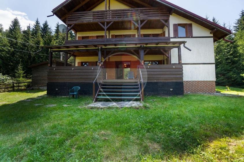 Casă individuală cu 5 camere cu Teren 1204 Mp în Fundata