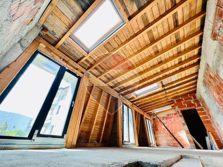 Casă individuală cu 10 camere cu Teren 65 Mp în Periferie