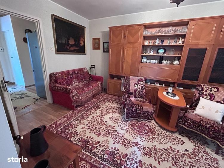 Apartament cu 3 camere semidecomandat în Central