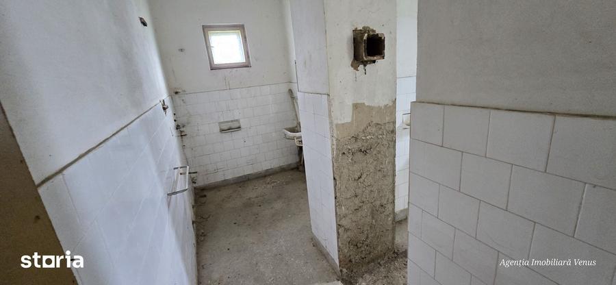 Casă cu 10 camere cu Teren 10000 Mp în Mihai Eminescu