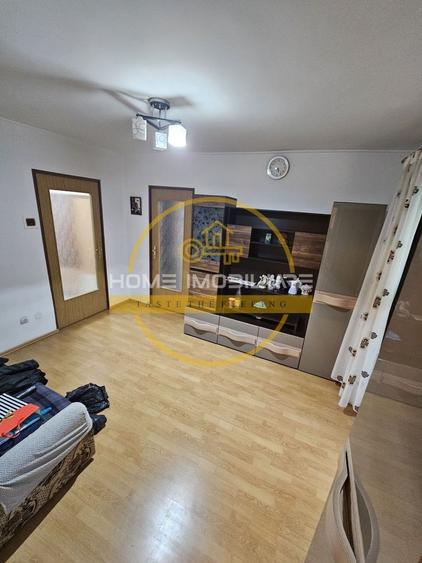 Apartament cu 3 camere semidecomandat, mobilat în Podu Roș