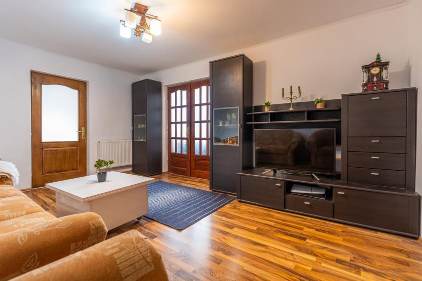Apartament cu 3 camere semidecomandat, mobilat în Central