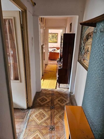 Apartament cu 3 camere semidecomandat în Moroasa 1