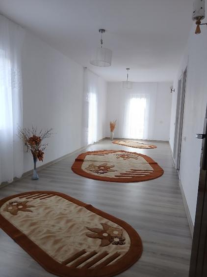 Casă cu 5 camere cu Teren 1027 Mp în Căciulați
