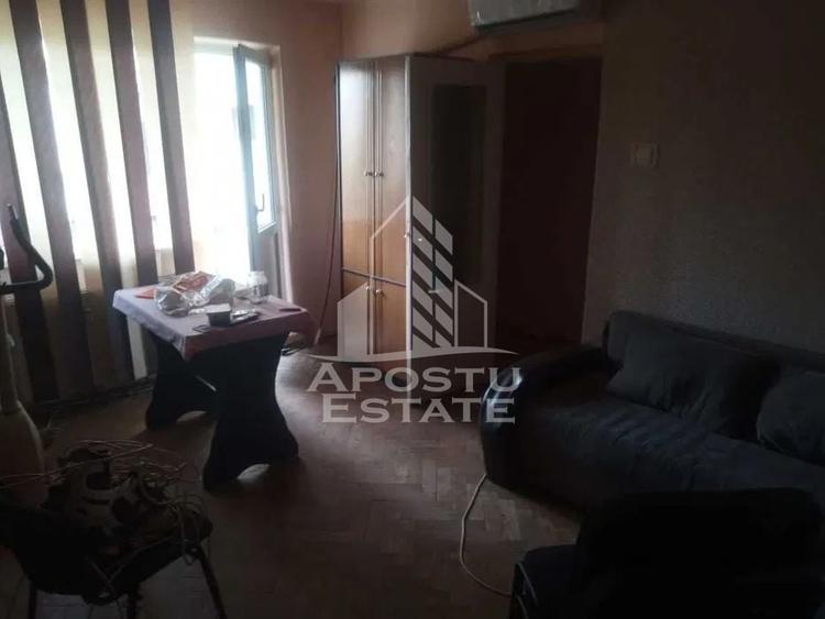 Apartament cu 4 camere semidecomandat în Dâmbovița