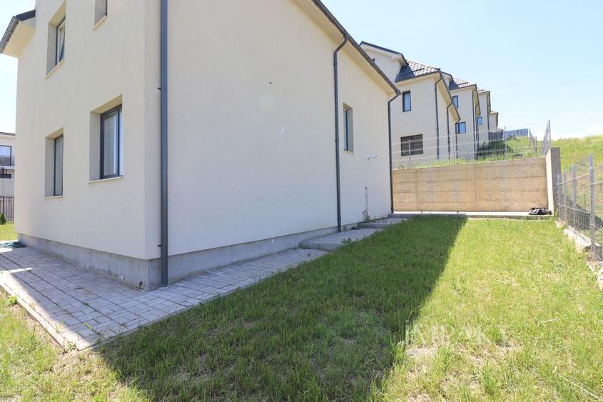 Casă individuală cu 5 camere cu Canalizare în Dezmir