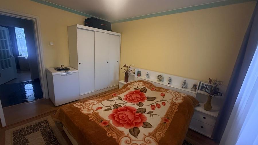 Apartament cu 3 camere semidecomandat în Ozana