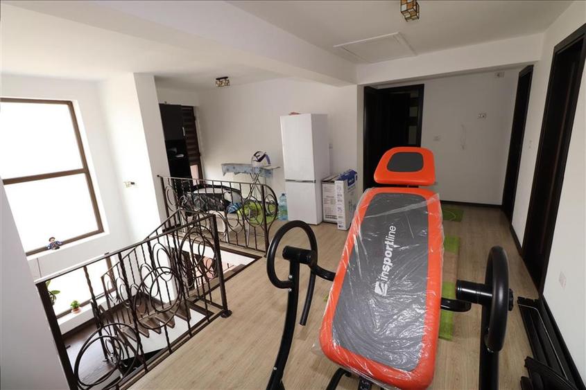 Casă individuală cu 5 camere cu Teren 2795 Mp în Budești