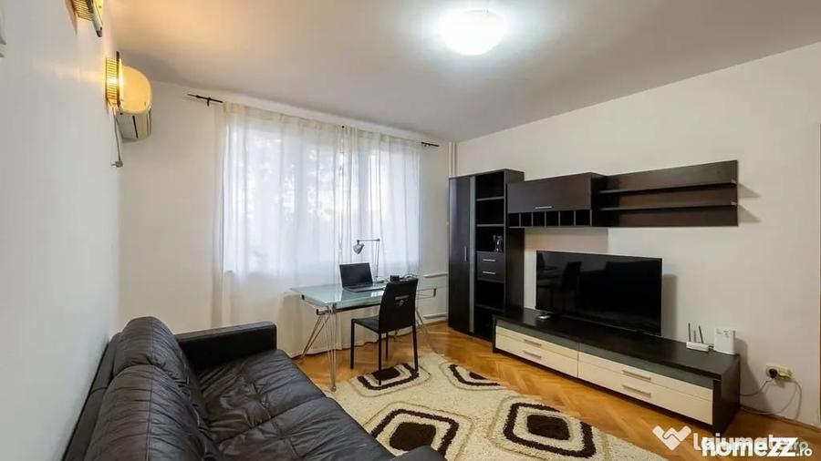 Apartament cu 3 camere semidecomandat în Grivița