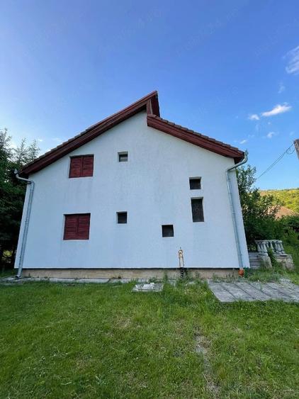 Casă cu Teren 1670 Mp în Florești