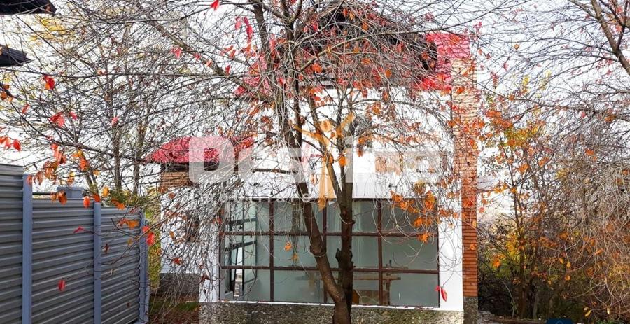 Casă individuală cu 5 camere cu Canalizare în Central