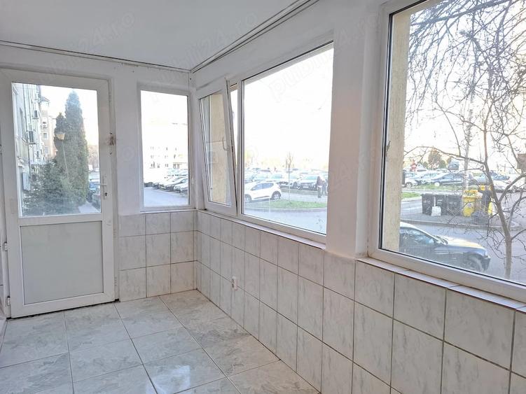 Apartament cu 3 camere semidecomandat în Girocului