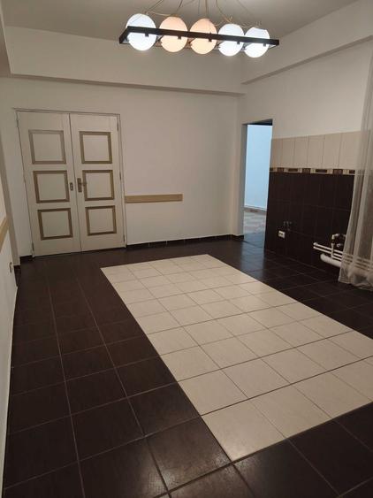 Apartament cu 3 camere semidecomandat în Romană