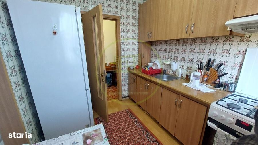 Apartament cu 3 camere semidecomandat în Rovine