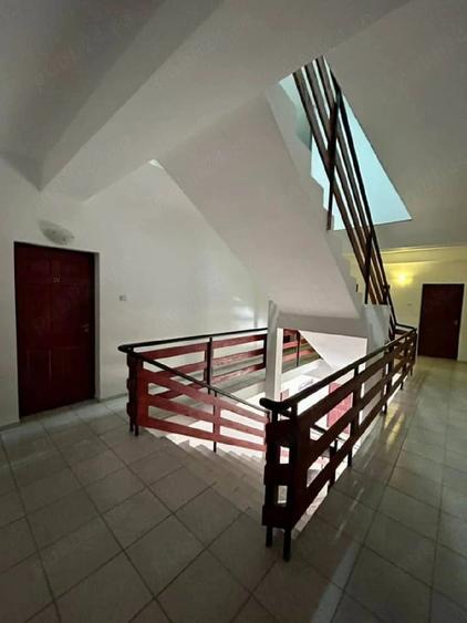 Casă cu 12 camere cu Teren 2000 Mp în Nord